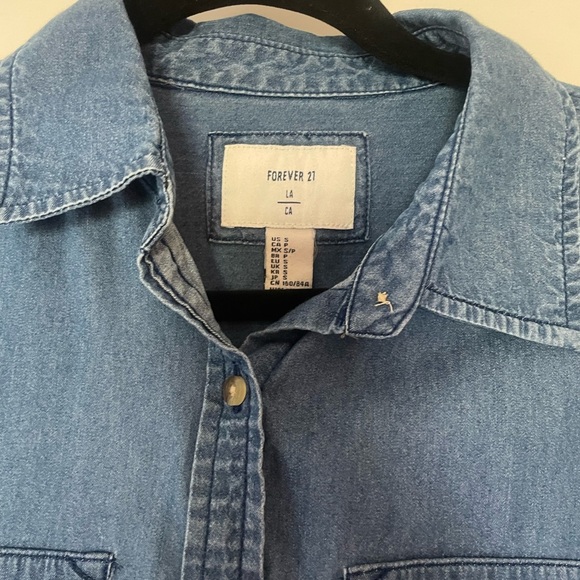 Forever 21 Women’s Cropped Denim Button Down Shirt - Picture 4 of 10